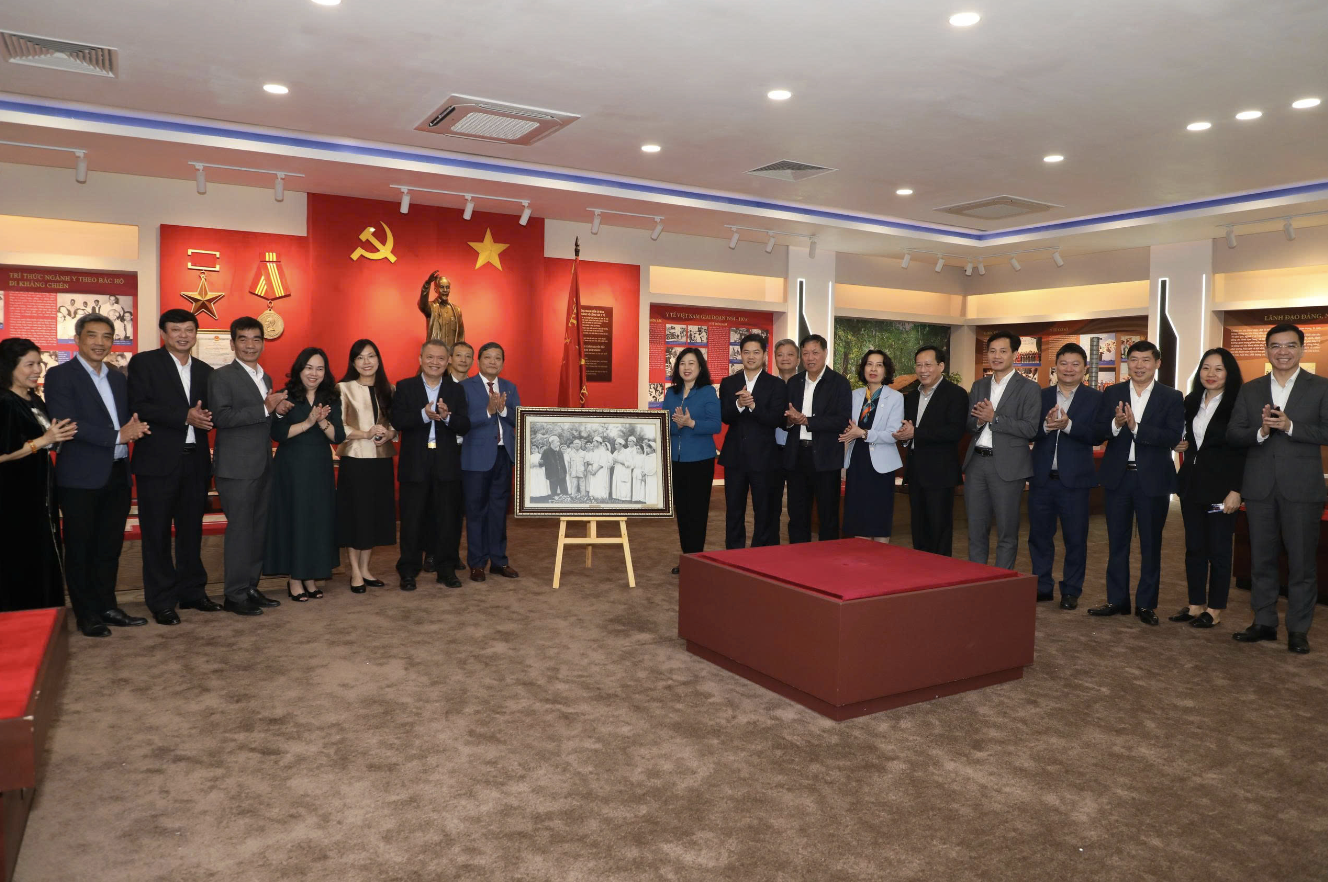 Bộ Y tế tiếp nhận tư liệu quý về Chủ tịch Hồ Chí Minh